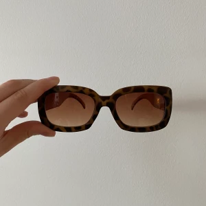 Matta leopardmönstrade solglasögon🤎🧡  - Köpte dessa skitsnygga brillor förra sommaren, kom aldrig till användning🥺 Köpta på myrorna, inget märke.