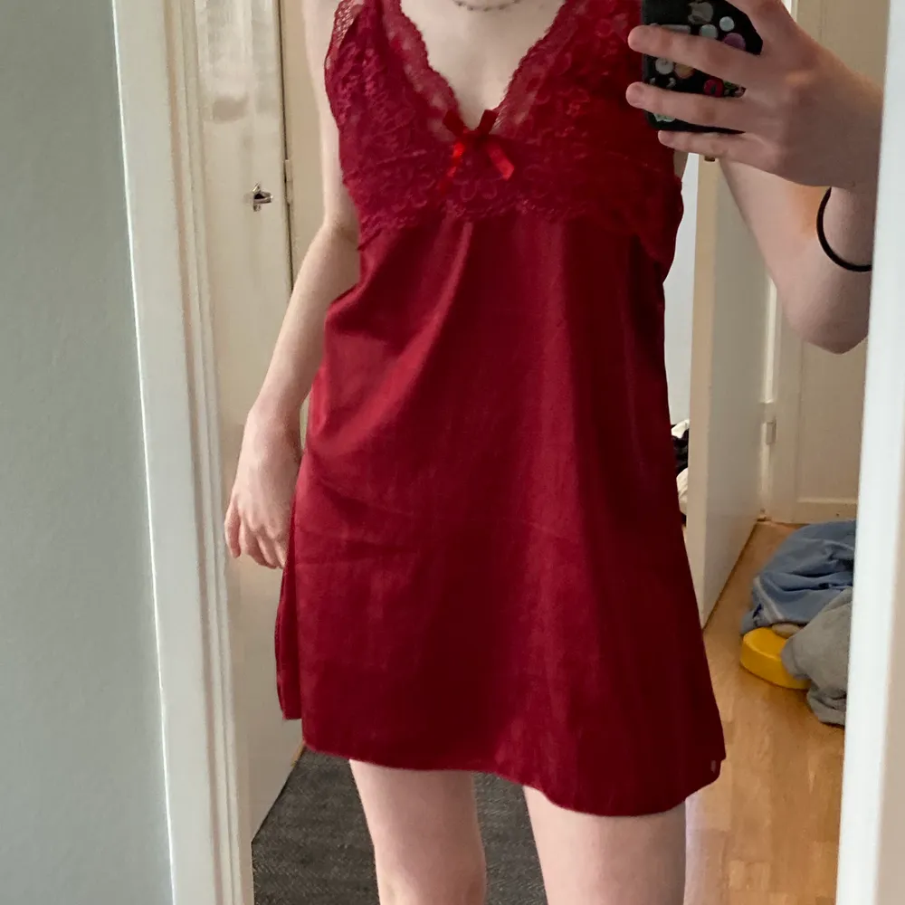 Så himlahimla söt röd klänning i silkes typ från hm i storlek S och är så fint skulle mer säga att det är ett nattlinne. Frakt 37 ❤️. Klänningar.