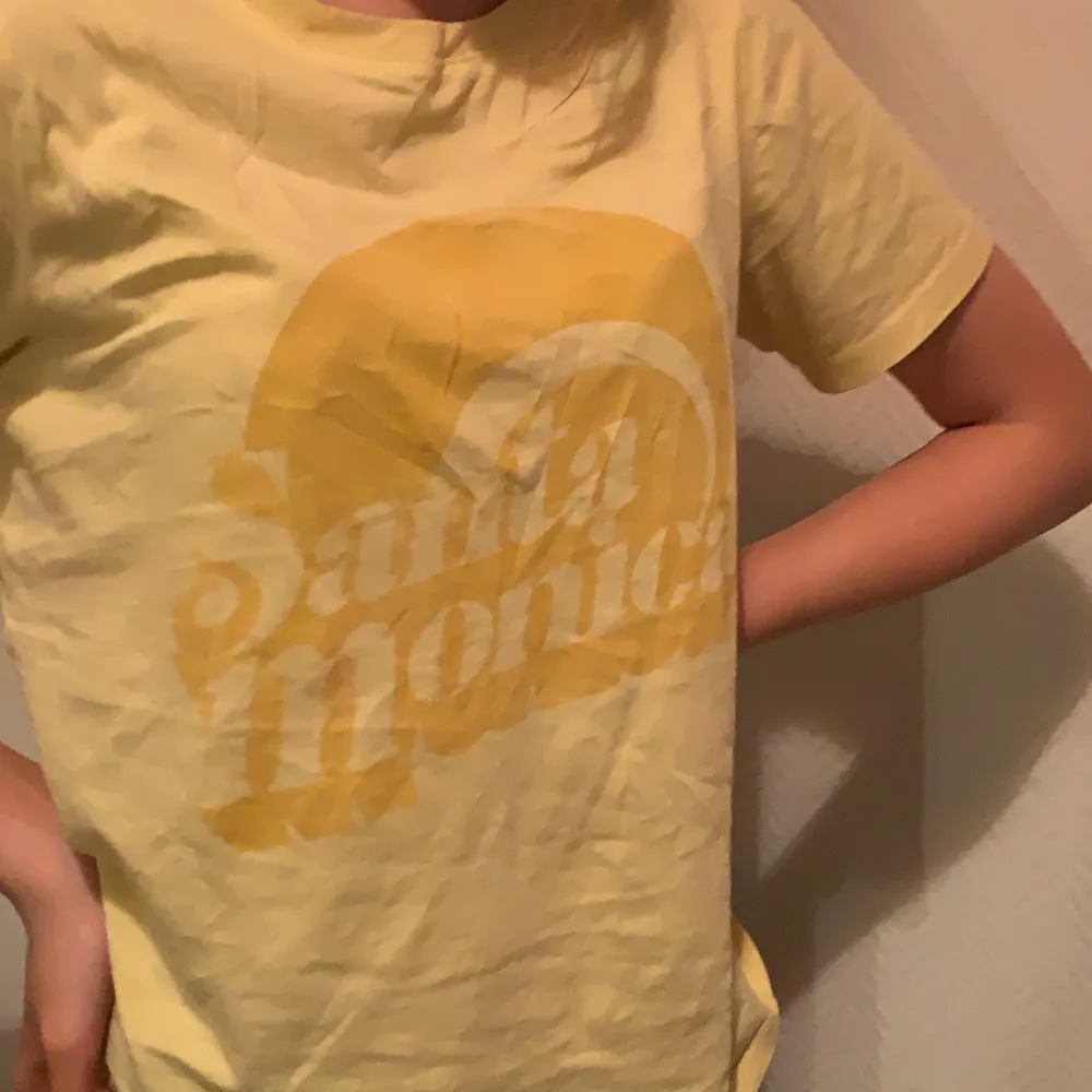 Jättesnygg gul tshirt från Gina! . T-shirts.