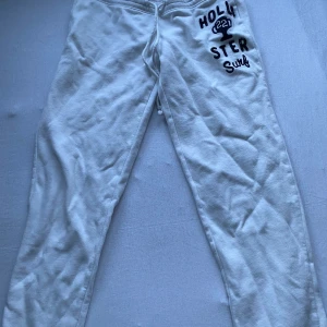 Mjukisbyxor - Vita mjukisbyxor ifrån hollister i storlek Xs, stryks och tvättas innan köp