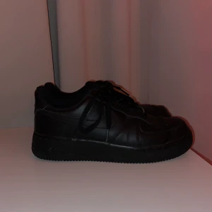 Nike Air Force strl 39 - Använda ett fåtal gånger! Köpta våren 2020. Har en skada som visas på bild 2 vilket drar ner priset rejält! Fler bilder kan skickas privat om önskas💕 ursprungspriset är 799kr ! 