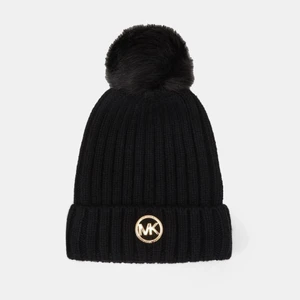 Michael Kors mössa - Jag säljer min helt nya Michael Kors mössa med en svart pälsboll på. Köpt för 1500 kr, säljer för 900. Kvitto finns genom Mail om det behövs, helt ny och oanvänd. Onesize. 