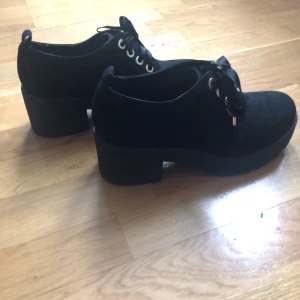 Klackskor, storlek 39 - Endast använda en gång. Ena skon har några streck på sidan men det är inget som syns speciellt mycket:)