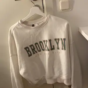 En vit tjocktröjan med tryck ”Brooklyn” inte alls mycket använd (pris+frakt63kr)  🤪