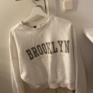 Vit tröja med tryck  - En vit tjocktröjan med tryck ”Brooklyn” inte alls mycket använd (pris+frakt63kr)  🤪