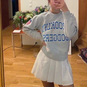 Sweatshirt MAJESTIC SELECT grå - Säljer nu min trendiga gråa tjocktröja från MAJESTIC SELECT (säljs ej i Sverige). Den blir smalare vid midjan vilket jag tycker om. Säljer för att den inte kommer till användning längre. Kontakta mig för mer info samt fler bilder!🤍