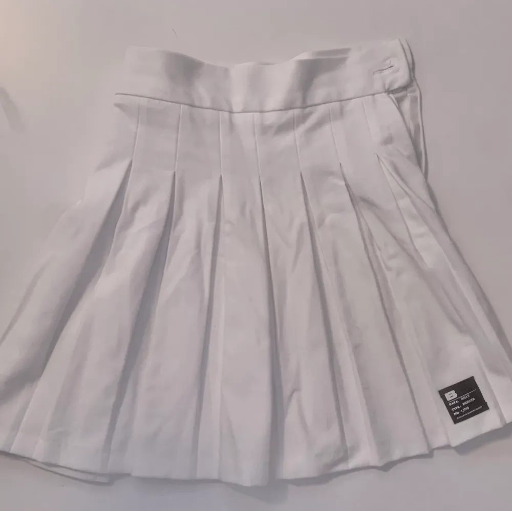 White tennis skirt from Bershka. New with tags. Original price is 250kr.. Kjolar.