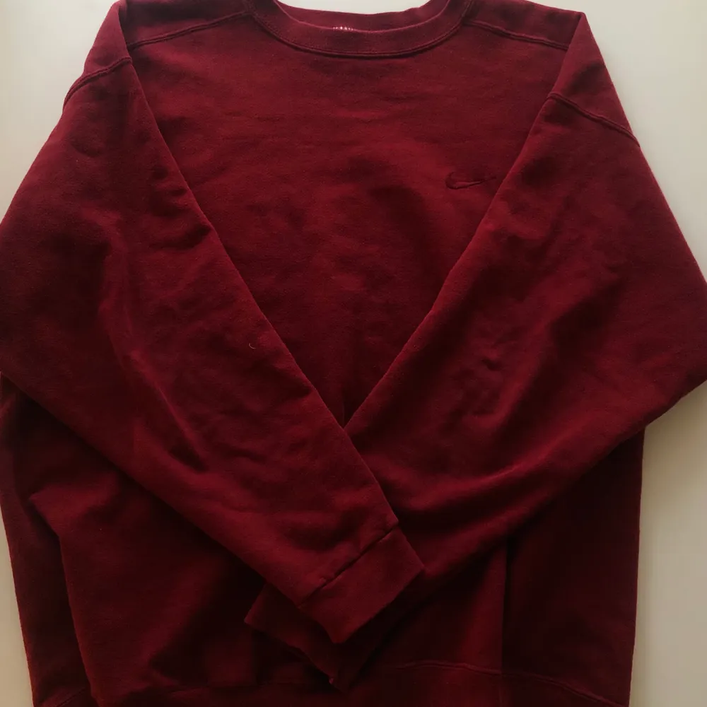 En riktigt nice vintage nike sweatshirt!                          -strl oversized                                                                 -färg vinröd                                                                      -8,5/10 condition                                                                  -bud från 400kr                                                                  -BIN(köp direkt) 650kr                                                                   -frakt 66kr spårbar. Tröjor & Koftor.