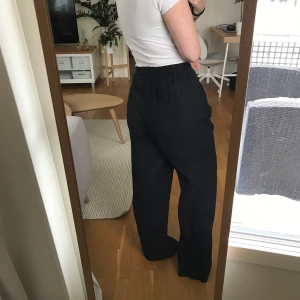 Svarta linnebyxor  - Svarta linnebyxor i 100% lin från Oui, supersköna men väldigt stora på mig som är 165cm som ni kan se.