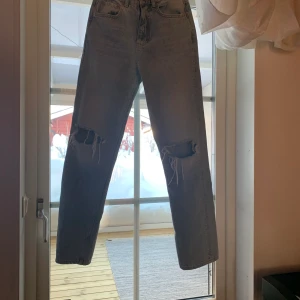 Gina tricot 90s jeans - Endast använda ett fåtal gånger. Nyskick. Bud med start på 150 kronor💕