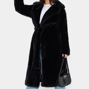 Black Faux Fur Coat - Svart fuskpäls. Uk size 8, eu size 36. Helt oanvänd. Prislappen sitter kvar! Nypris 55£ vilket är ca 640 kr.