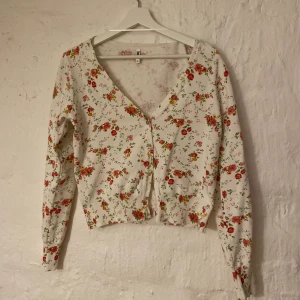 Blommig kofta - Blommig kofta i storlek L men som passar S-M🌸🌸