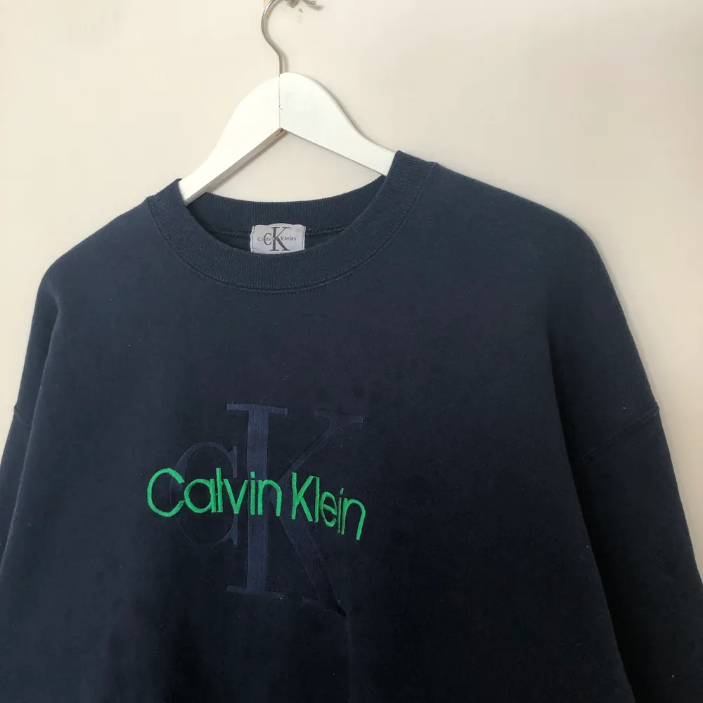 Vintage Calvin klein sweatshirt. Calvin klein texten är grön och loggan mörblå. Den är från 90-talet och har en riktigt fet boxy fit.. Tröjor & Koftor.
