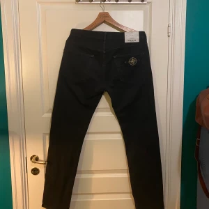 Stone Island byxor - Svarta Stone Island Byxor i mycket bra kvalitet. Dom är lite kortare i längden än 34 skulle jag säga. Brukar ha 32 i längd men passar perfekt på mig. De är äkta! Köpare står för frakt