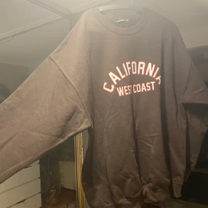 brun oversize sweatshirt - säljer jättemjuk varm sweatshirt som aldrig är använd. Säljer då jag köpte två av samma. nypris 325kr men säljer för 150kr och köparen står för frakten.