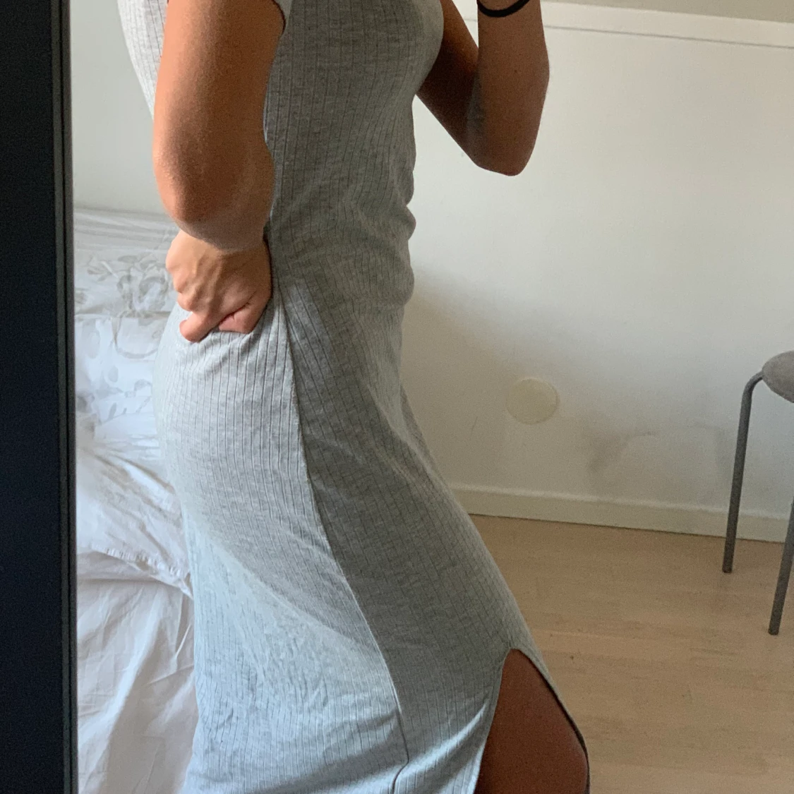 Grå klänning med slits - 91