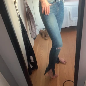 Tiger of Sweden jeans med slit och hål - Skit najs jeans fårn tiger of Sweden med hål och slitar längst ner! Storlek 25/34 nypris ligger på 1300