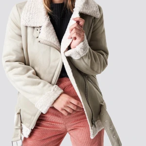 Beige Teddy jacka från NAKD  - Jättefin beige teddyjacka säljes för 380kr, köptes för 999kr. Sparsamt använd och är i jättefint skick! Säljer för att det inte är min stil riktigt. 