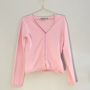 Jättesöt kofta - En jättesöt kofta i rosa. Sparsamt använd. Står storlek L men skulle säga att den passar S/M bättre☺️ buda från 50kr