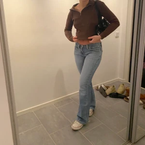 Brun tröja med dragkedja! - Topp i brun färg! Jag på bilden är S. Möts på söder annars står köparen för frakt på 42kr🤎🤎uppvikt på bilden!