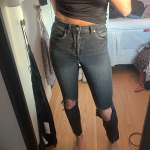 Tajta jeans med hål  - Skit snygga jeans från hm knappt använda storlek W25