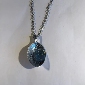 Sked halsband  - Halsband kedja i silver och skeden ockå i server med ett fint mönster