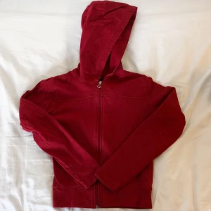 Luvtröja - Röd luvtröja i strl XS/S och begagnat skick ❤️ Säljer då den blivit lite för liten för mig! Fraktas spårbart för totalt 107 kr. 📦