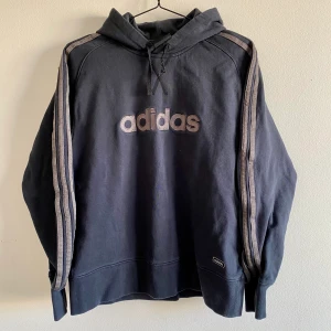 Adidas Hoodie - Mysig blå Adidas Hoodie köpt second hand! I urtvättat skick men bra kvalitet!!! Skriv privat för fler bilder och ifall fler är intresserade blir det budgivning i kommentarerna (buda med minst 10), exkl frakt) finns annonsen kvar finns plagget kvar! Läs gärna igenom mina villkor om du är intresserad!✨💕