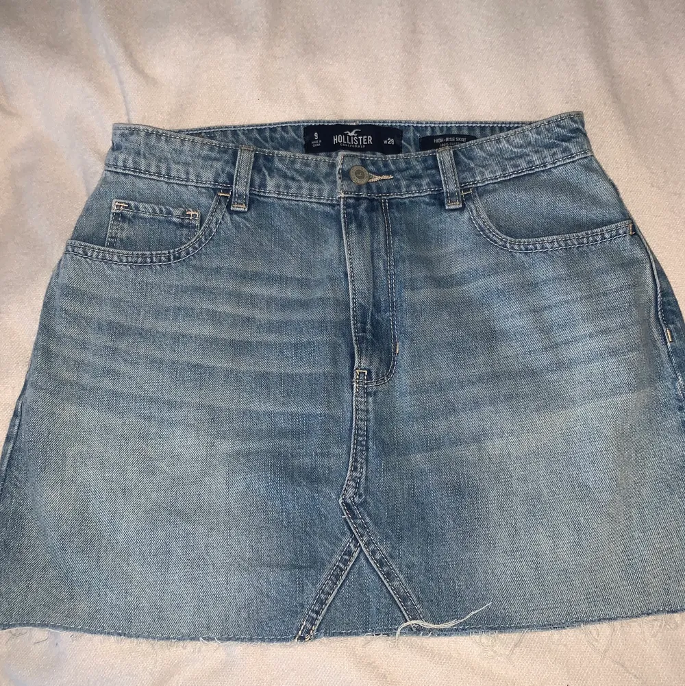En söt jeans kjol från hollister. Knappt använd och är i nyskick. ⚡️Köparen står för frakt⚡️. Kjolar.