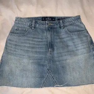 En söt jeans kjol från hollister. Knappt använd och är i nyskick. ⚡️Köparen står för frakt⚡️