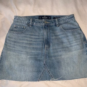Jeans kjol - En söt jeans kjol från hollister. Knappt använd och är i nyskick. ⚡️Köparen står för frakt⚡️
