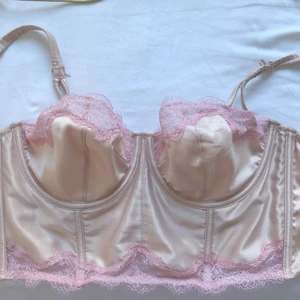 Victoria’s Secret korsett / set👛 - Jättefin glansig korsett. Knappt använd, säljer den för att den inte kommer till användning. Kan tänka mig att den är fin ovanpå en tröja men även under eller bara som den är. Köpte den för ca 400 kr i butik, är fortfarande i jättegott skick, som ny! 💞 Underdelen medkommer och är oanvänd. Buda