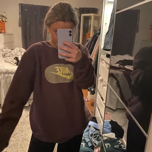 NIKE sweatshirt  - Intressekoll på min vintage Nike sweatshirt som pappa sparat från 90 talet, går inte att få tag i längre så säljer endast vid bra bud, storlek L så den är oversize på mig som har S/M i vanligafall. Kund står för frakt