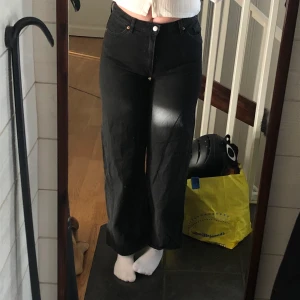 Jeans - säljer dessa supersnygga jeansen då jag gillar lite mer overzsize men passar både M och möjligtvis S. Köp direkt för 70kr eller buda privat💓