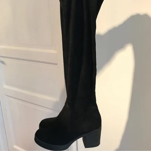 Kneehigh stövlar - Stövlar från Din Sko som går en liten bit under knät. i storlek 36. Använda 1-2 gånger, inga defekter. 