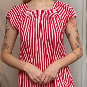 Vintage strandklänning - SÅ FIN vintage strandklänning. Sorry svårt att fota helbild, klänningen är lång men når till anklarna på mig som är 179cm.