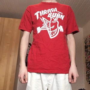Spitfire thrash and burn t-shirt - Spitfire x thrasher. Lite använd och i perfekt skick. 