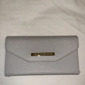 Mobilfodral - Bra skick, det svarta skalet är magnetiskt och även plånboken, vilket gör att man kan ha andra skal som fäster i själva plånboken