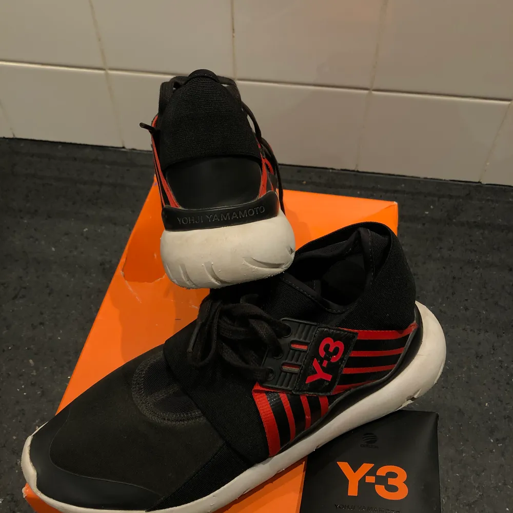 Sneakers från Y-3 av Yohji Yamamoto, storlek 39,3. Väldigt sparsamt använda. Använt få gånger. Det medgår; 2 st påsar till vardera sko, sko snören i en liten ”ask”, skolådan men locket på lådan är lite trasigt. Frågor, skriv privat☺️. Skor.