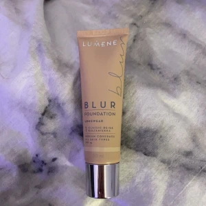 Foundation - Säljer denna blur foundation för har en annan, oanvänd och helt ny 