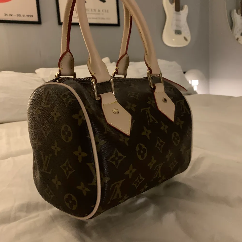 En rund formad Louis Vuitton väska (fake) Super bra skick och så snygg! Den får plats med mycket trots storleken! . Accessoarer.