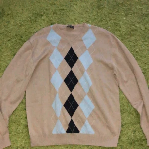 Rutig tröja - Jättefin rutig tröja i strl xxxl men passar bra som s-L beroende på hur man vill att den ska sitta💓 köparen står för frakten 66kr💗