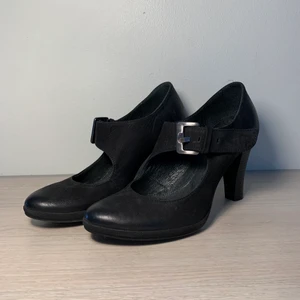 Svarta pumps / klackar  - Säljer dessa ALDRIG ANVÄNDA klackarna i storlek 37. 💞 köparen står för frakten men jag möter även upp i Lund💞 