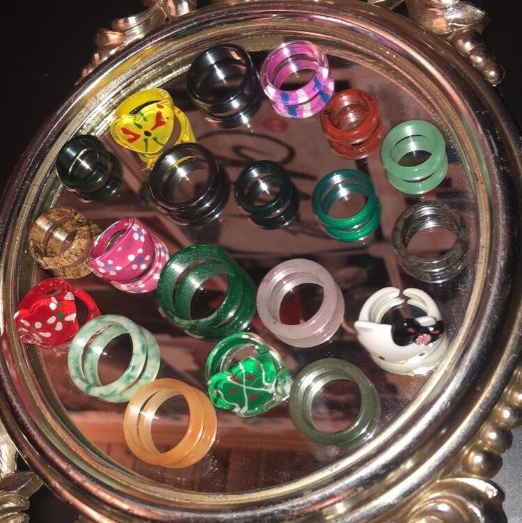 Säljer nu mina as coola ringar som jag älskar sååå mycket!!💞 alla är kristall ringar förutom de på sista bilden och sedan två av metall. Jag vet tyvärr inte vilka kristaller alla ringar är gjorde av, men jag kan försöka kolla upp det om det skulle behövas!!🥰 ingen utav de är reglerbara förutom hallo kitty ringen💞. Och det finns många olika storlekar, ja mäter såklart diametern på ringen om det skulle behövas!! Jag kommer sälja alla kristall ringar för 60kr då de är i fin kvalitet. Plast ringarna säljer jag för 50kr styck. Skriv privat ifall du vill ha fler bilder eller bara har någon fråga!!☺️💕. Accessoarer.