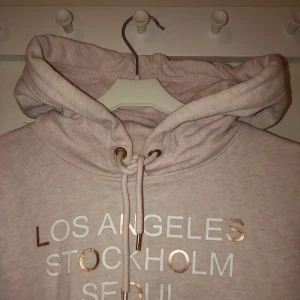 Hoodie - Hoodie från H&M i ljusrosa med fin text🥰 fint skick och bra passform! Strl S och säljer för 100kr, du står för frakten🥰