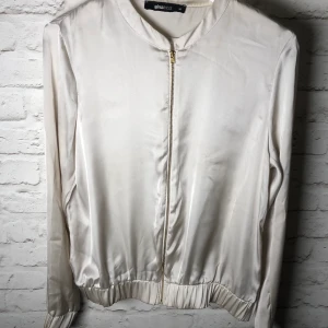 Kofta - Tunnare kofta i fint skick. Strl 36. 40kr