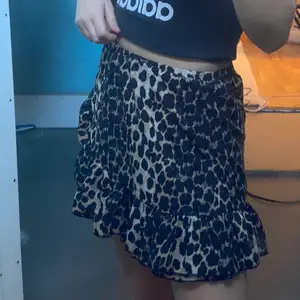 Snygg leopard kjol från märket SKILL i storlek 134/140 men passar mig som är mellan en XS-S! Kom med bud
