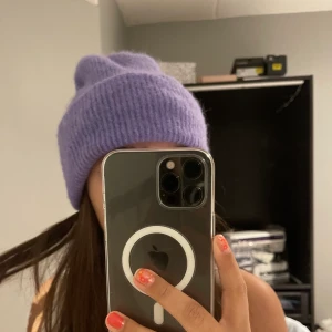 Samsøe samsøe mössa - En jätte snygg lila mössa från samsøe, endast använd en resa på 5 dagar, köpt för 399kr, frakten betalas av köparen