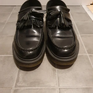 Dr Martens Adrian - Säljer då dem inte används längre! Är en 38, skulle dock säga att dessa är något "större" än andra som jag haft. Tycker att dem är i ganska bra skick!