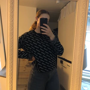 ”Classic” tröja - En super snygg tröja som det står ”classic” på. Storleken har försvunnit men passar både S och M. Säljer pga kommer inte till användning längre. Köparen står för frakten. 